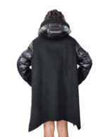 Daunenjacke und Öko-Lammfellcape, Modell 48, schwarze Kapuze, goldener Reißverschluss und seitliche Reißverschlüsse – Bild 5