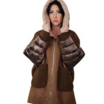 Piumino ecomontone e lana marrone 44 cappuccio chiusura zip tasche boccale polsi in elastico foderato pelo bianco montone