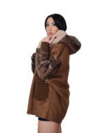 Piumino ecomontone e lana marrone 44 cappuccio chiusura zip tasche boccale polsi in elastico foderato pelo bianco montone - immagine 2