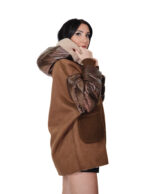 Piumino ecomontone e lana marrone 44 cappuccio chiusura zip tasche boccale polsi in elastico foderato pelo bianco montone - immagine 3