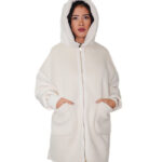 Beige eco-sheepskin and wool down jacket size 42, zip fastening hood, mouth pockets, elasticated cuffs, white sheepskin lining