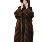 Cappotto pelliccia di visone lungo 112 centimetri 56 scanbrown marrone lavorato orizzontale a V cappuccio