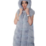 Gilet lungo in pelliccia di volpe argentata sky celeste 42 con cappuccio zip e pelle scamosciata 86 centimetri
