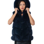 Gilet corto piumino e pelliccia di volpe blu 46 lavorazione a V chiusura zip tasche esterne cappuccio bordato pelliccia