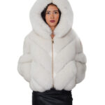 Short V-neck fox fur jacket, 54cm zip closure, size 46, shaded white hood, three-quarter sleeves, external pockets