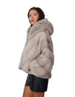 Куртка-накидка из меха норки V-образная 60см размер 48-56 светло-серая, капюшон на меху — изображение 3