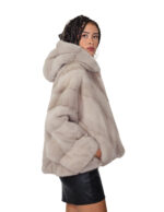 Куртка-накидка из меха норки V-образная 60см размер 48-56 светло-серая, капюшон на меху — изображение 2