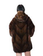 Nerzpelz-Cape-Jacke, V-Ausschnitt, 82 cm, Größe 48-56, halbbraun gefütterte Kapuze – Bild 5