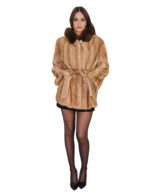 Бежевая норковая куртка с капюшоном, отделанным коричневой лисьей шерстью, внешний меховой пояс 48 см, длинные рукава. — изображение 4