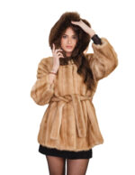 Бежевая норковая куртка с капюшоном, отделанным коричневой лисьей шерстью, внешний меховой пояс 48 см, длинные рукава.