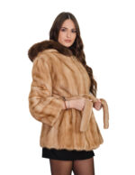 Бежевая норковая куртка с капюшоном, отделанным коричневой лисьей шерстью, внешний меховой пояс 48 см, длинные рукава. — изображение 2