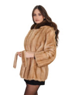 Бежевая норковая куртка с капюшоном, отделанным коричневой лисьей шерстью, внешний меховой пояс 48 см, длинные рукава. — изображение 3