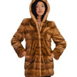 Горизонтальное золотистое норковное пальто с капюшоном, размер 40, длинные рукава, длина 82 см, внешние карманы, застежка на крючок.