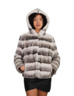 Куртка 48 белого цвета с черным оттенком, называемая "морозная норка", женская, с длинными рукавами, капюшоном, застежкой на крючок, внешними карманами.