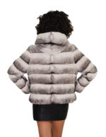 Куртка 48 белого цвета с черным оттенком, называемая "морозная норка", женская, с длинными рукавами, капюшоном, застежкой на крючок, внешними карманами. — изображение 5