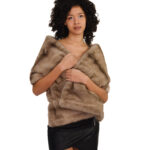 Вертикально связанный меховой шарф из норки с завязками для затягивания по бокам и фиксации.