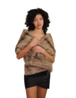 Vertikal gestrickte Nerzpelzstola mit Kordelzug zum Festziehen an den Seiten und zum Hochhalten