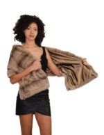 Vertikal gestrickte Nerzpelzstola mit Kordelzug zum Festziehen an den Seiten und zum Hochhalten – Bild 2