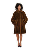 Horizontal geschnittene Nerzjacke mit Kapuze, Größe 46, hellbraun, lange Ärmel, Knopf am Hals, Kordelzug in der Taille – Bild 4