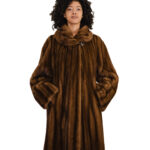 Horizontal geschnittene Nerzjacke mit Kapuze, Größe 46, hellbraun, lange Ärmel, Knopf am Hals, Kordelzug in der Taille