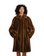 Horizontal geschnittene Nerzjacke mit Kapuze, Größe 46, hellbraun, lange Ärmel, Knopf am Hals, Kordelzug in der Taille