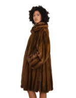 Horizontal geschnittene Nerzjacke mit Kapuze, Größe 46, hellbraun, lange Ärmel, Knopf am Hals, Kordelzug in der Taille – Bild 2