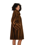 Horizontal geschnittene Nerzjacke mit Kapuze, Größe 46, hellbraun, lange Ärmel, Knopf am Hals, Kordelzug in der Taille – Bild 3