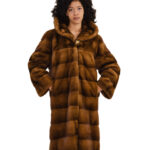 50 Goldblonder langer Mantel, 110 Nerzpelz, horizontaler Kragen mit Knopf und langen Ärmeln