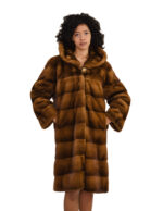 50 Goldblonder langer Mantel, 110 Nerzpelz, horizontaler Kragen mit Knopf und langen Ärmeln