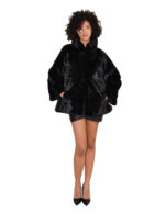 Schwarzer Nerzmantel mit horizontalem Schnitt, Größe 44, mit V-förmigen Ärmeln, Paspelierung am Halsausschnitt und Magnetverschluss. – Bild 4