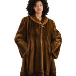 Halbmelierter Nerzmantel aus den 60er Jahren in Glockenform mit vertikalem Wellenband am Saum und italienischem Kragen