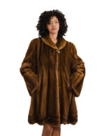 Halbmelierter Nerzmantel aus den 60er Jahren in Glockenform mit vertikalem Wellenband am Saum und italienischem Kragen