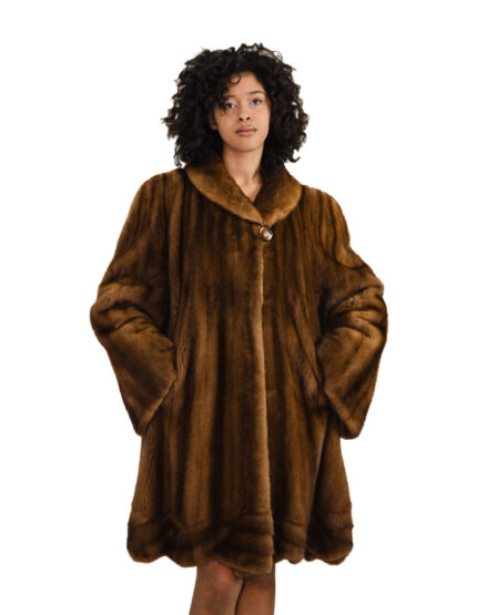 Halbmelierter Nerzmantel aus den 60er Jahren in Glockenform mit vertikalem Wellenband am Saum und italienischem Kragen