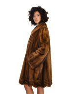 Halbmelierter Nerzmantel aus den 60er Jahren in Glockenform mit vertikalem Wellenband am Saum und italienischem Kragen – Bild 2