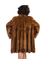 Halbmelierter Nerzmantel aus den 60er Jahren in Glockenform mit vertikalem Wellenband am Saum und italienischem Kragen – Bild 5