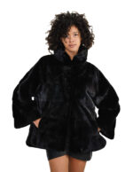 Schwarzer Nerzmantel mit horizontalem Schnitt, Größe 44, mit V-förmigen Ärmeln, Paspelierung am Halsausschnitt und Magnetverschluss.