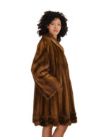 Halbmelierter Nerzmantel aus den 60er Jahren in Glockenform mit vertikalem Wellenband am Saum und italienischem Kragen – Bild 3