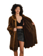 Halbmelierter Nerzmantel aus den 60er Jahren in Glockenform mit vertikalem Wellenband am Saum und italienischem Kragen – Bild 6