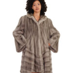 54 Saphirfarbener Nerzmantel in Glockenform mit vertikalem V-förmigem Saum, italienischem Kragen, Außentaschen und Hakenverschluss