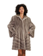 54 Saphirfarbener Nerzmantel in Glockenform mit vertikalem V-förmigem Saum, italienischem Kragen, Außentaschen und Hakenverschluss