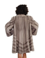 54 Saphirfarbener Nerzmantel in Glockenform mit vertikalem V-förmigem Saum, italienischem Kragen, Außentaschen und Hakenverschluss – Bild 4