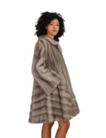 54 Saphirfarbener Nerzmantel in Glockenform mit vertikalem V-förmigem Saum, italienischem Kragen, Außentaschen und Hakenverschluss – Bild 2