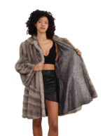 54 Saphirfarbener Nerzmantel in Glockenform mit vertikalem V-förmigem Saum, italienischem Kragen, Außentaschen und Hakenverschluss – Bild 6