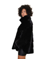 Schwarzer Nerzmantel mit horizontalem Schnitt, Größe 44, mit V-förmigen Ärmeln, Paspelierung am Halsausschnitt und Magnetverschluss. – Bild 2