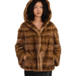 Horizontale Nerzjacke mit Kapuze, Größe 46, hellbraun, lange Ärmel, Knopf am Hals, verziertes braunes Futter