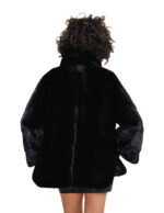 Schwarzer Nerzmantel mit horizontalem Schnitt, Größe 44, mit V-förmigen Ärmeln, Paspelierung am Halsausschnitt und Magnetverschluss. – Bild 5