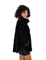 Schwarzer Nerzmantel mit horizontalem Schnitt, Größe 44, mit V-förmigen Ärmeln, Paspelierung am Halsausschnitt und Magnetverschluss. – Bild 3