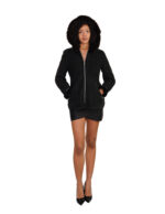 Короткая черная куртка из овчины, размер 44, капюшон с отделкой из лисьей шерсти, застежка-молния, в том числе на карманах, длинные рукава с короткими манжетами. — изображение 4