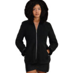 Giacca corta in montone nero taglia 44 cappuccio bordo volpe chiusura zip anche alle tasche manica lunga con piccolo risvolto