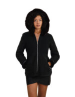 Короткая черная куртка из овчины, размер 44, капюшон с отделкой из лисьей шерсти, застежка-молния, в том числе на карманах, длинные рукава с короткими манжетами.